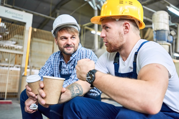 Lavoratori edili in chat in pausa caffè