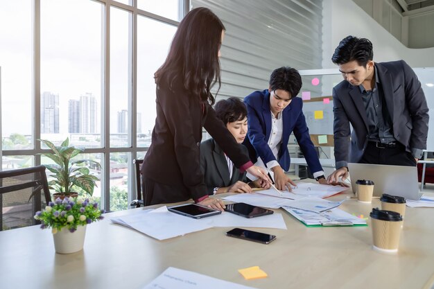 Lavoratori felici di successo Gruppo di uomini d'affari asiatici con lavoratori di genere diverso (LGBT) con lavoratori in azienda Gruppo di uomini d'affari asiatici e supporto nella sala riunioni in ufficio