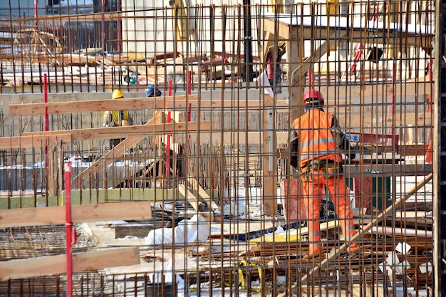 Lavoratori in cantiere Edificio di appartamenti in costruzione