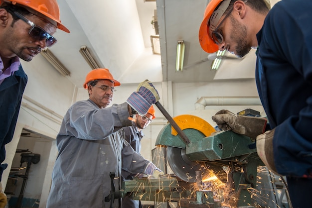 Lavoratori in fabbrica industriale