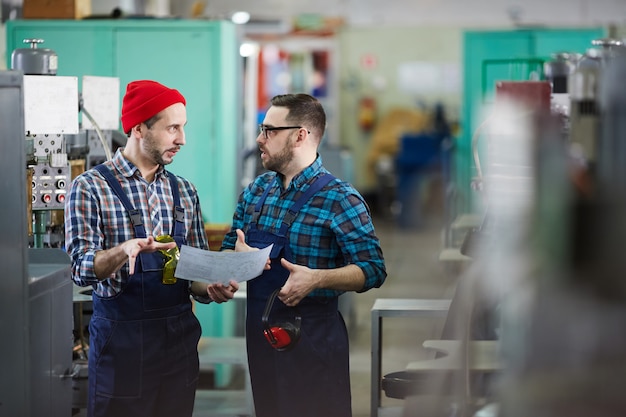 Lavoratori nell'officina industriale