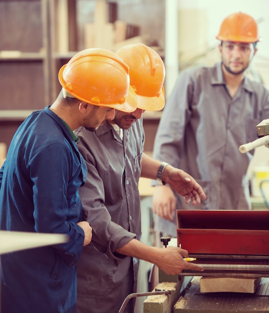 Lavoratori nella fabbrica di legno di taglio industriale