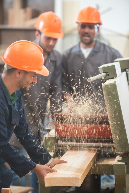 Lavoratori nella fabbrica di legno di taglio industriale