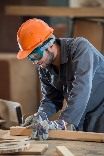 Lavoratori nella fabbrica di legno industriale