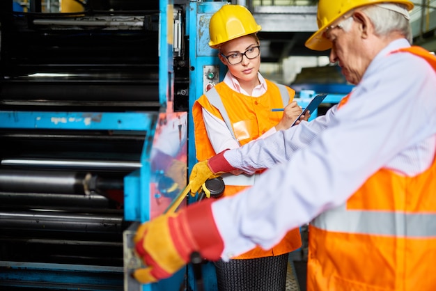 Lavoratori nella fabbrica moderna