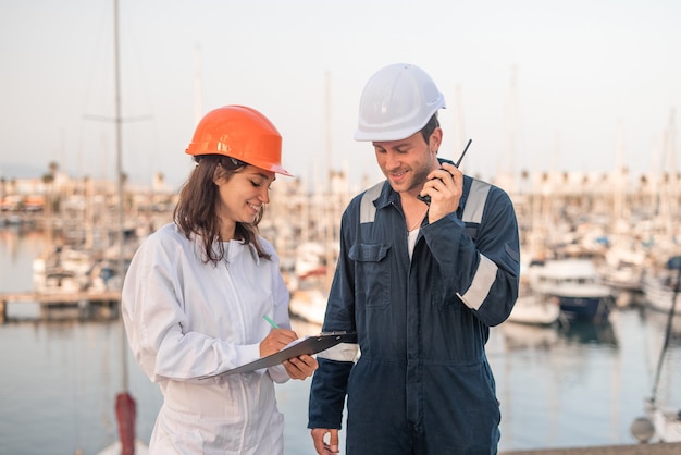 Lavoratori portuali con appunti e radio