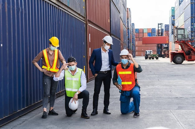 Lavoratori waring mascherina chirurgica e sicurezza testa bianca per proteggere da inquinamento e virus sul posto di lavoro durante la preoccupazione per la pandemia covid