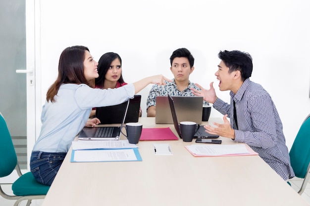 Lavoratrice che incolpa la sua amica in riunione