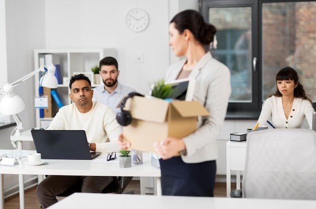 lavoratrice d'ufficio con una scatola di cose personali