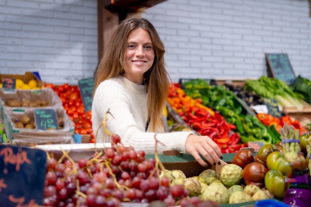 Lavoratrice di un fruttivendolo e un negozio di alimenti vegetali vita sana e salutare