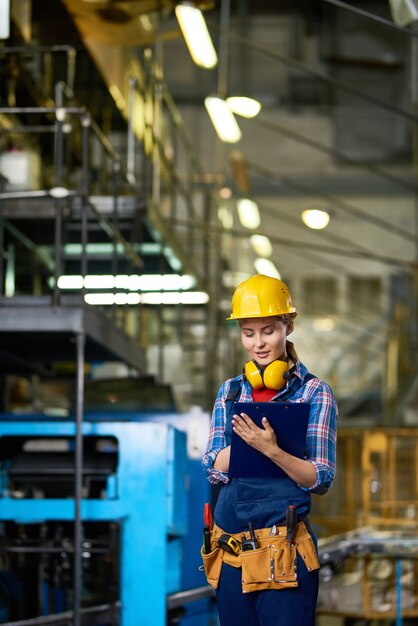 Lavoratrice in fabbrica