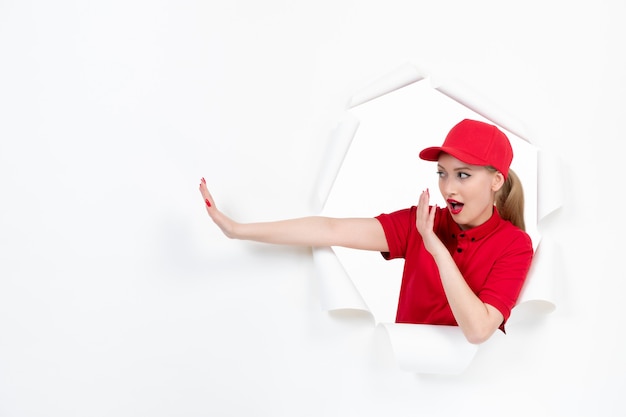 Lavoratrice in uniforme rossa su bianco