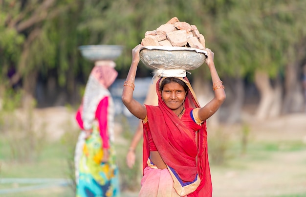 Lavoratrice indiana ad Agra, India