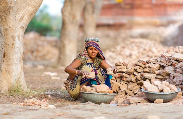 Lavoratrice indiana ad Agra, India