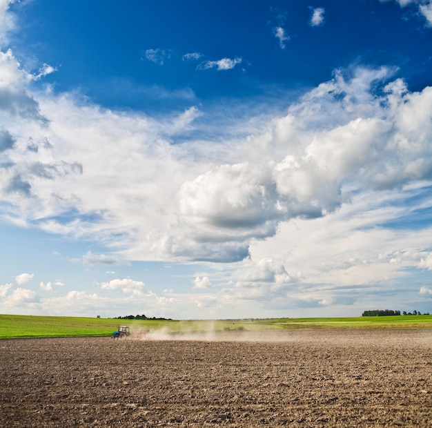 Lavorazione agricola del campo pulito