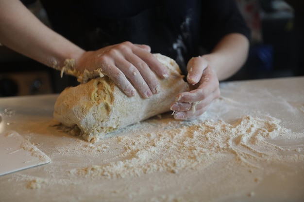 lavorazione artigianale della pasta fresca. avvicinamento