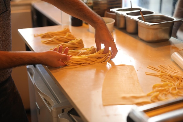 lavorazione artigianale della pasta fresca. avvicinamento