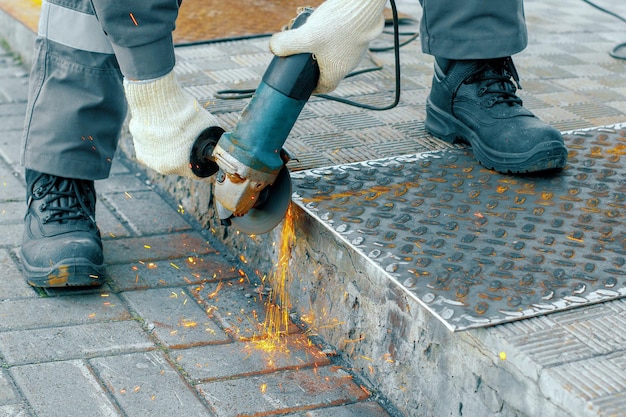 Lavorazione della lamiera con utensile per smerigliatrice angolare