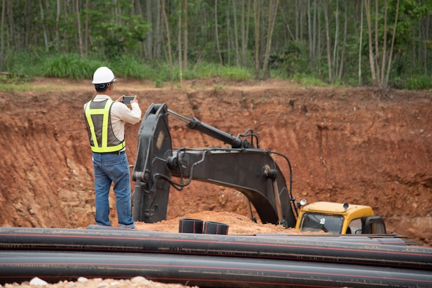 Lavori di costruzione di progresso di ispezione dell&#39;ingegnere di costruzione