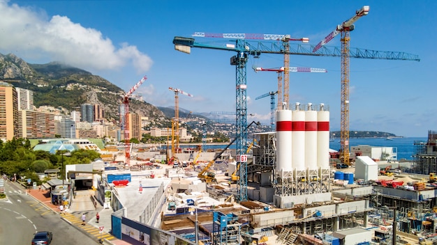 Lavori di costruzione sulla costa del Mar Mediterraneo a Monte Carlo