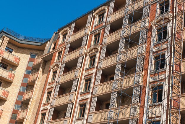 Lavori di finitura sulla facciata di un nuovo edificio residenziale