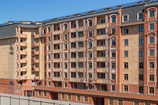 Lavori di finitura sulla facciata di un nuovo edificio residenziale