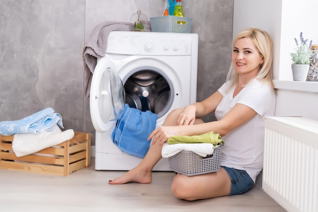 Lavori domestici, giovane donna che fa il bucato