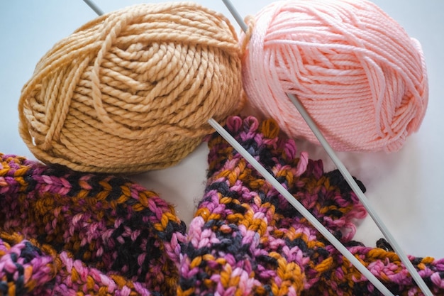 Lavori in corso con gomitoli di lana e aghi Lavoro a maglia djy relax hobby