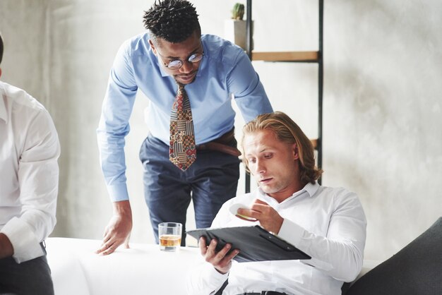 Lavori in corso in ufficio con tre impieghi multirazziali.