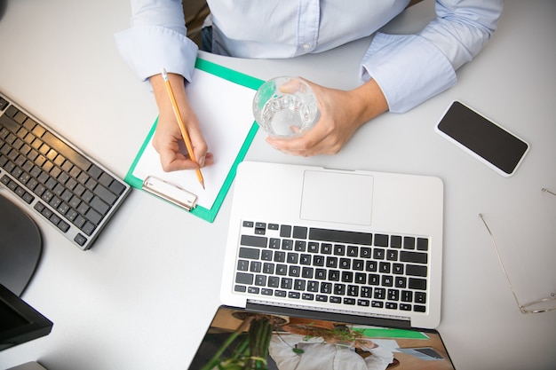 Lavoro a distanza da casa. Posto di lavoro in ufficio da casa con PC, dispositivi e gadget.