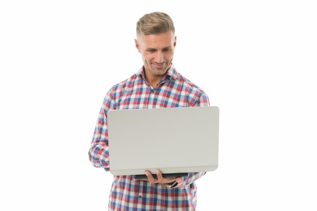 Lavoro a distanza Freelance Laptop per designer Programmazione e sviluppo web Mobilità per una vita migliore Uomo bello tenere laptop isolato su bianco Computer portatile Notebook e pc Tecnologia moderna