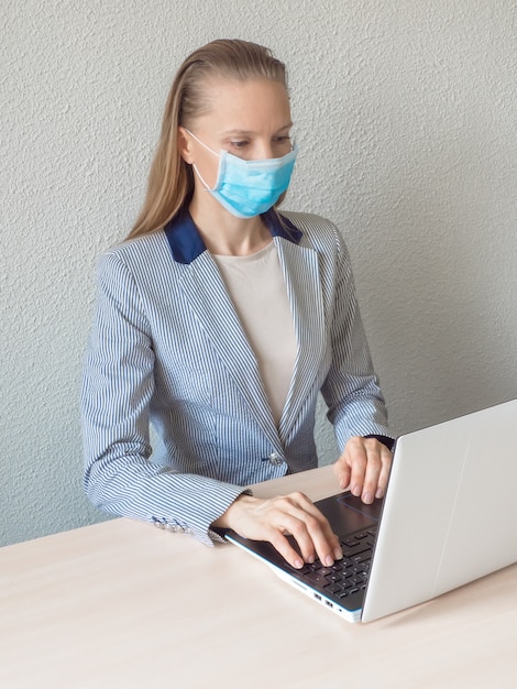 Lavoro a distanza in quarantena. Computer, laptop e ragazza che studiano da remoto. La pandemia di coronavirus nel mondo