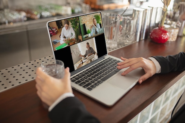 Lavoro a distanza, intrattenimento online durante la quarantena. Eventi a distanza in bar, ristorante