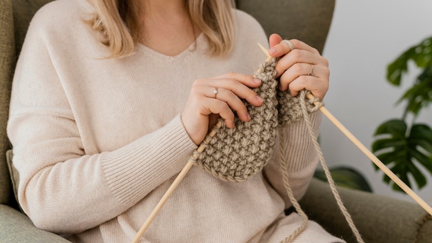 Lavoro a maglia della donna del primo piano