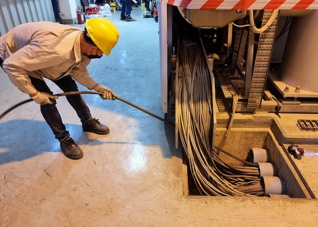 Lavoro aggiuntivo di trazione dei cavi da parte di un elettricista nella sottostazione