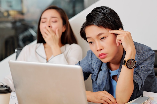 Lavoro annoiato in ufficio