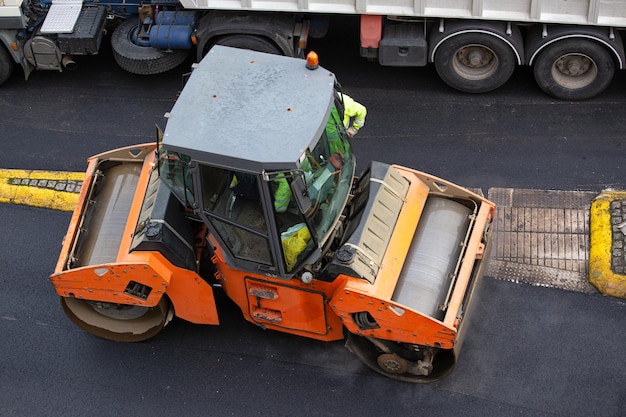 Lavoro con rulli di asfalto Costruzione di nuove strade Riparazione del marciapiede Visione ad alto angolo