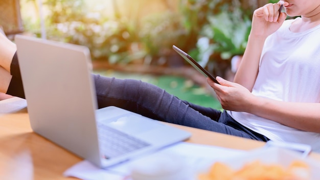 Lavoro da casa (WFH) in giardino. Distanziamento sociale e distanziamento fisico. Resta a casa Stai al sicuro. Effetto da Covid-19 e stop al virus dell'epidemia