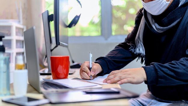 Lavoro da casa (WFH). Lock down e auto-quarantena a casa. Distanziamento sociale e distanziamento fisico. Resta a casa Stai al sicuro. Effetto da Covid-19 e arresto del virus dell'epidemia.