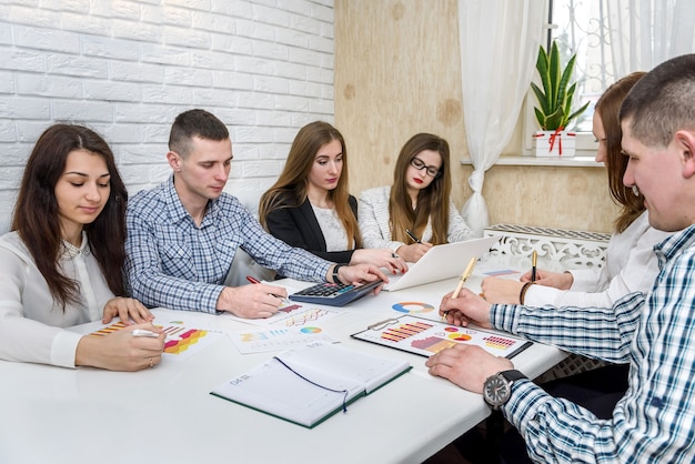 Lavoro dell'uomo d'affari con orari in ufficio