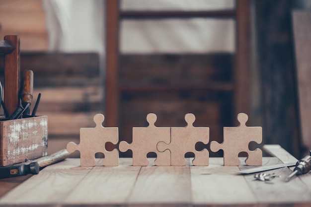 Lavoro di falegname a casa. Lavorazione del legno per puzzle e concetto di creazione di decorazioni per la casa. Seghetto alternativo in legno fai da te per la decorazione.