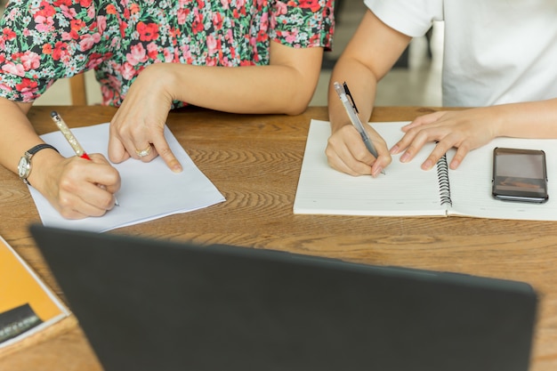 Lavoro di gruppo di affari seduto al tavolo e scrivere su documenti documenti.