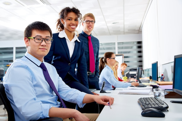 Lavoro di gruppo multi etnica squadra giovani business