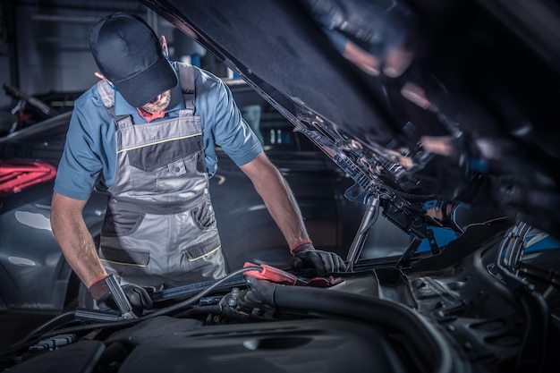 Lavoro di meccanico di automobili