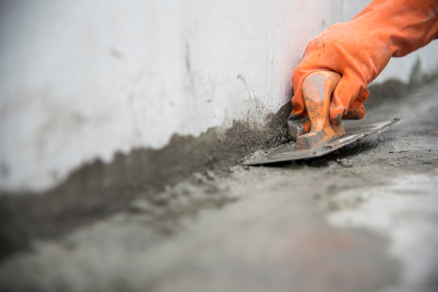 lavoro di muratura della trowel della stretta del lavoro di fine della mano nel cantiere