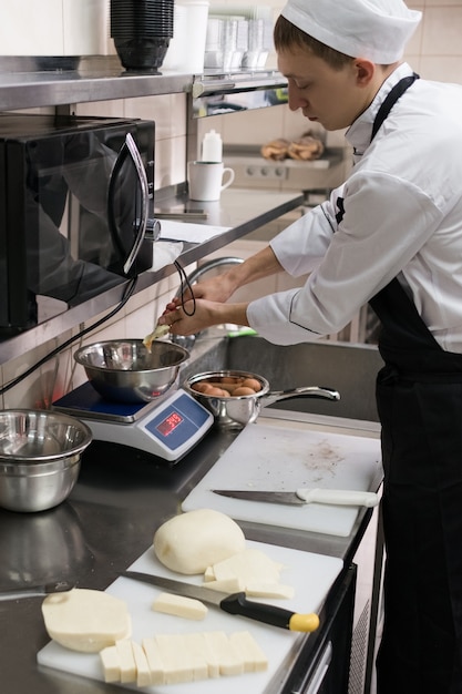 Lavoro di routine per preparare gli ingredienti per deliziosi pasti al ristorante.