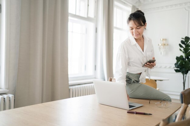 Lavoro di routine per una studentessa di avvocato Il sito Web utilizza un laptop per lavorare al suo progetto online