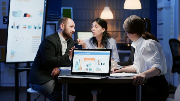 Lavoro di squadra aziendale che discute la strategia di gestione che fa brainstorming sulle idee dell'azienda