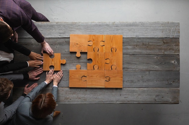 Lavoro di squadra aziendale con puzzle