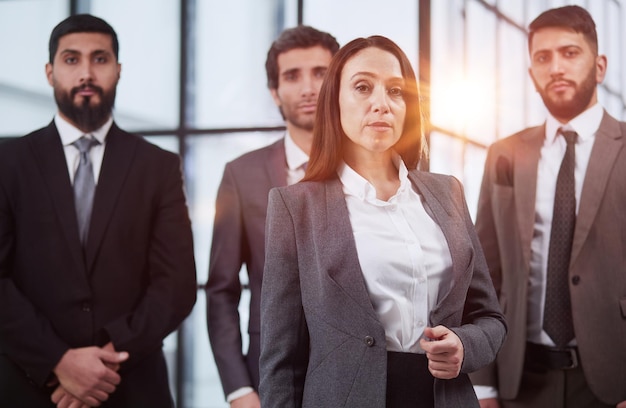 Lavoro di squadra aziendale e fiducia con un gruppo di dipendenti uomini e donne sicuri sul posto di lavoro